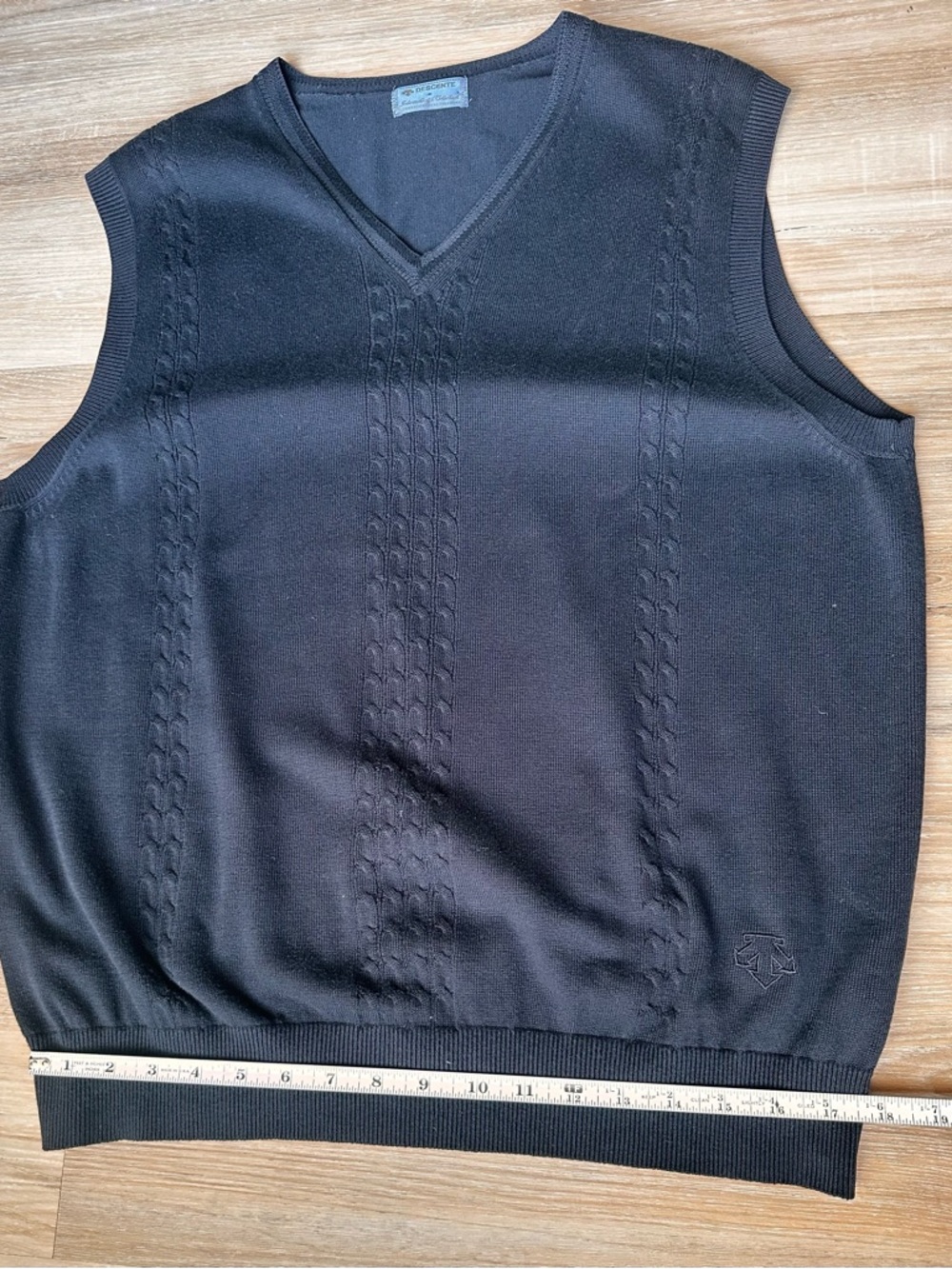 Vintage Descente International Collection Men's Black Cable Knit V-Neck Sweater - Picture 8 of 9